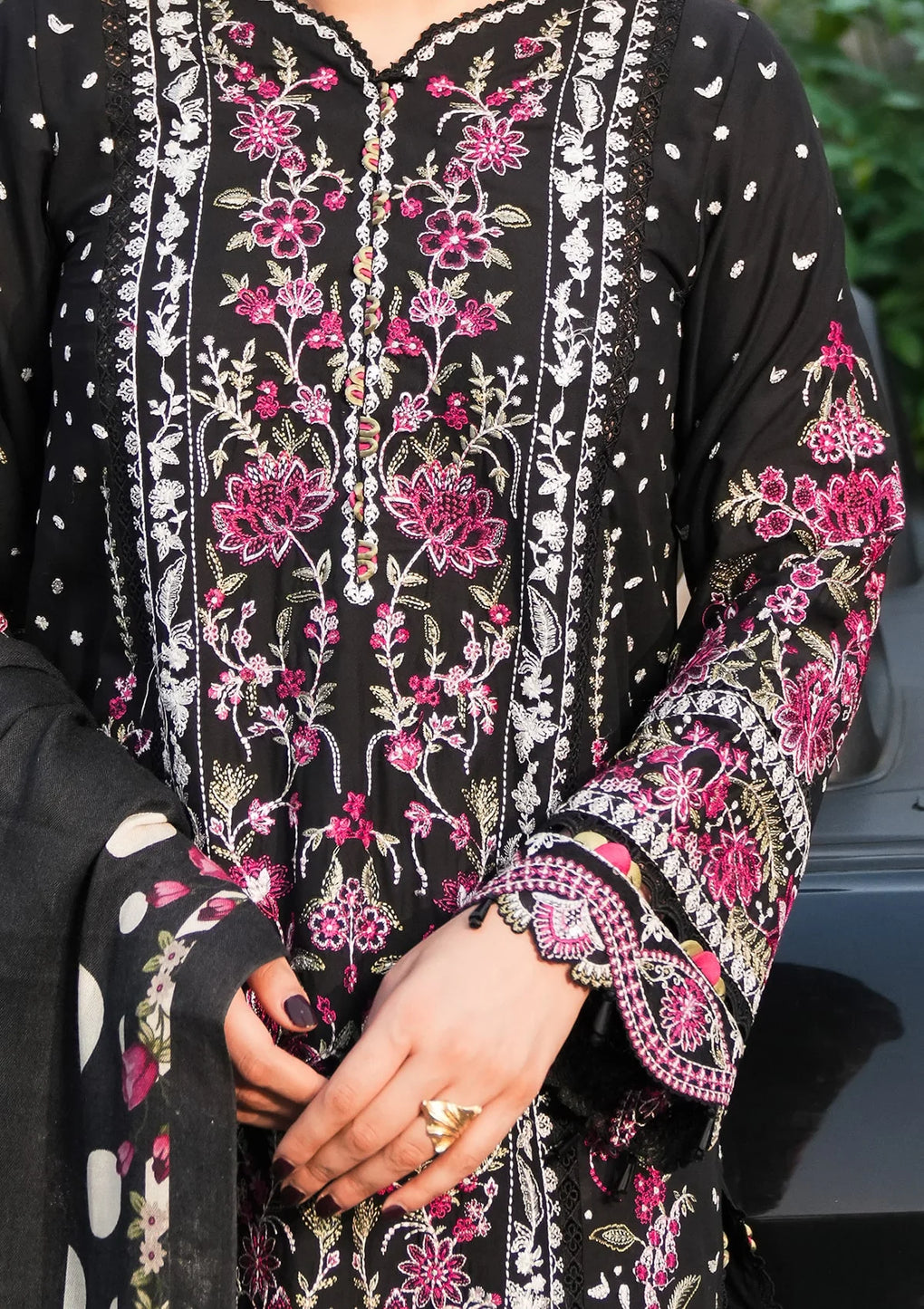 Detailed image of EMBROIDERED front pannel with multicolor flowers