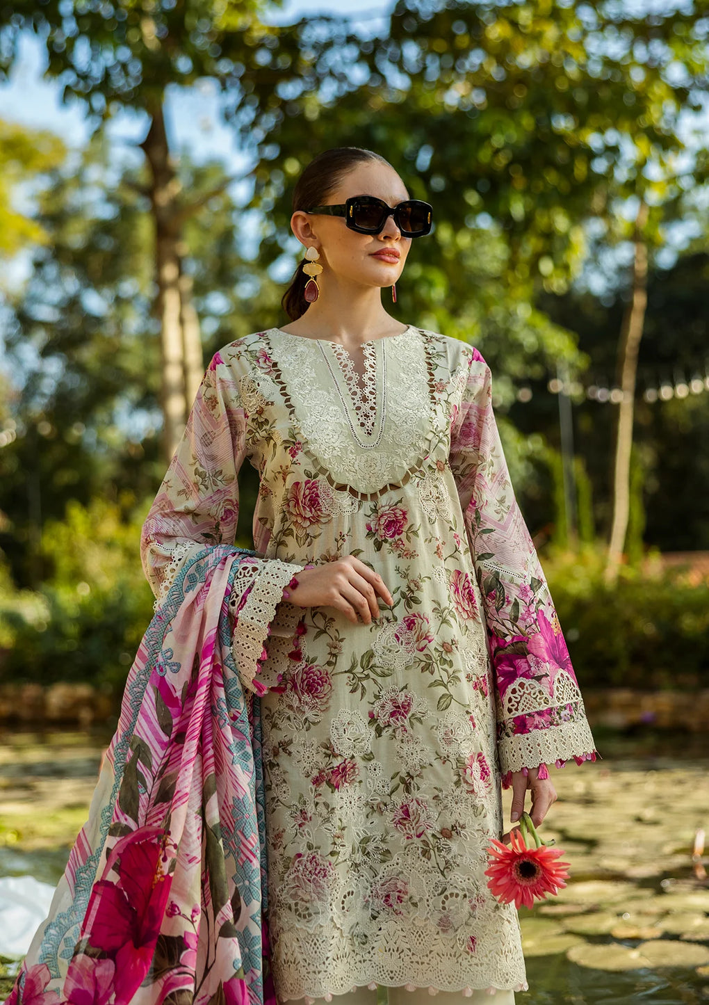 Elegent dress ROSES & WHITES in Cream color.