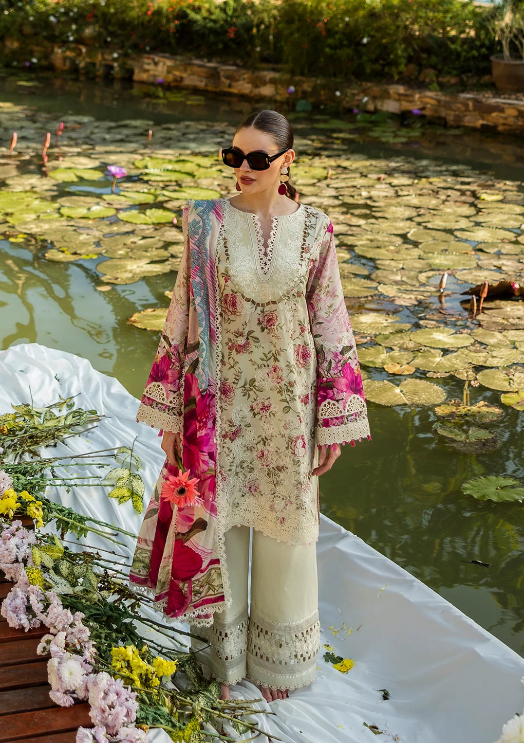 Beautiful dress ROSES & WHITES stunning look.